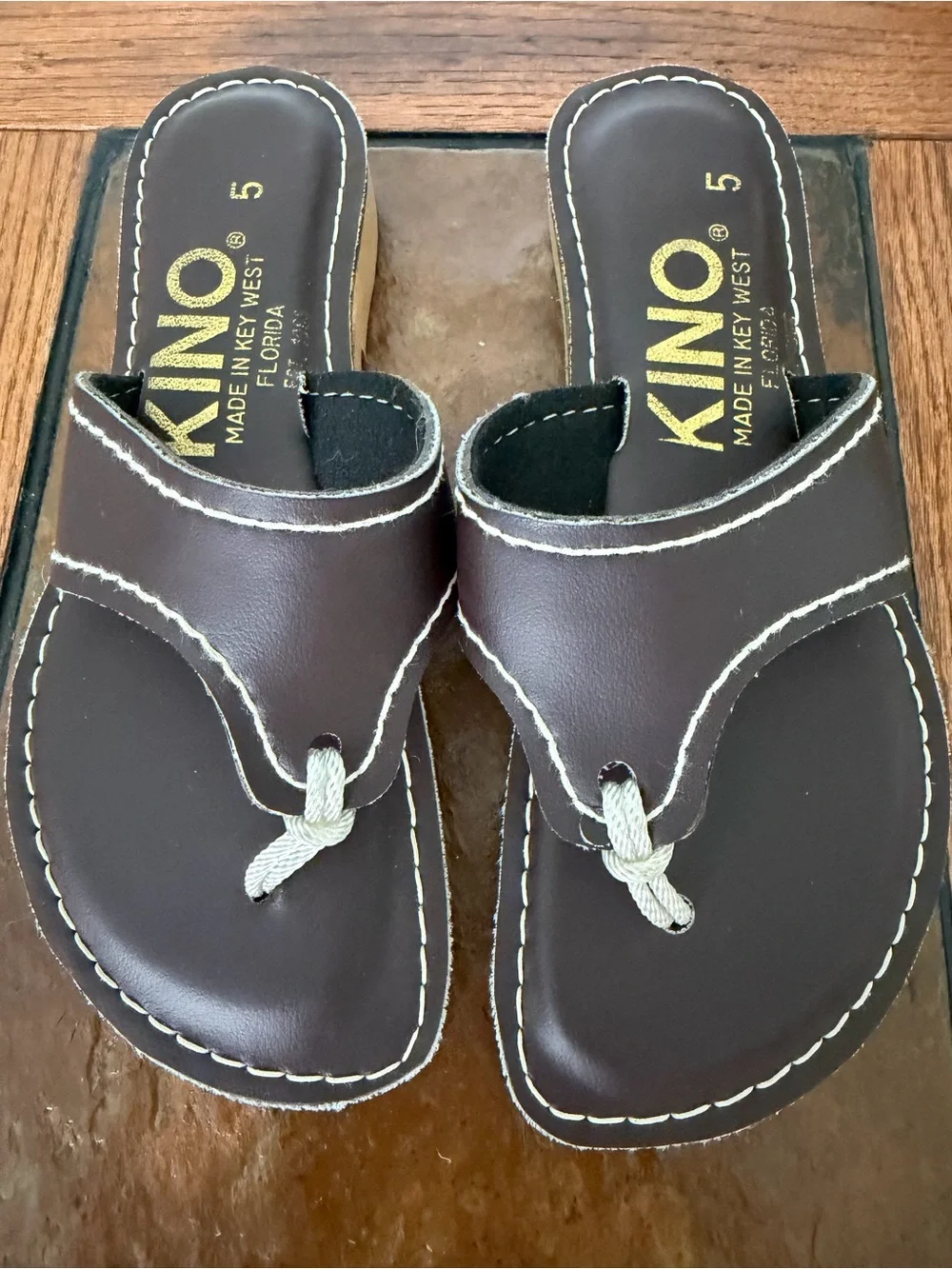 Kino women’s Brown Leather Flip Sandals - Brown Sz 5